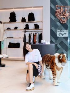 揭秘鞋狂性格：时尚敏感与个性追求