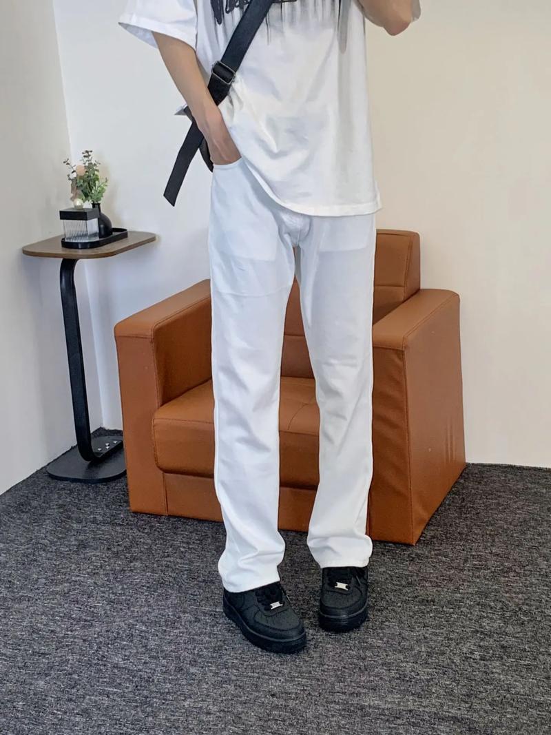 白色服饰揭秘：男性心理与色彩密码