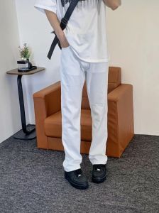 白色服饰揭秘：男性心理与色彩密码