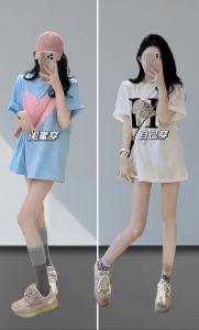 揭秘：素色冷色调服饰女性的性格特质与内心世界