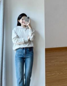 素色穿搭女子：简约之美与成熟魅力