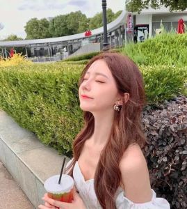 橘色女性：活力与热情的阳光使者