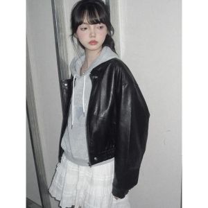 深灰色女性心理解析：沉稳与神秘魅力揭秘