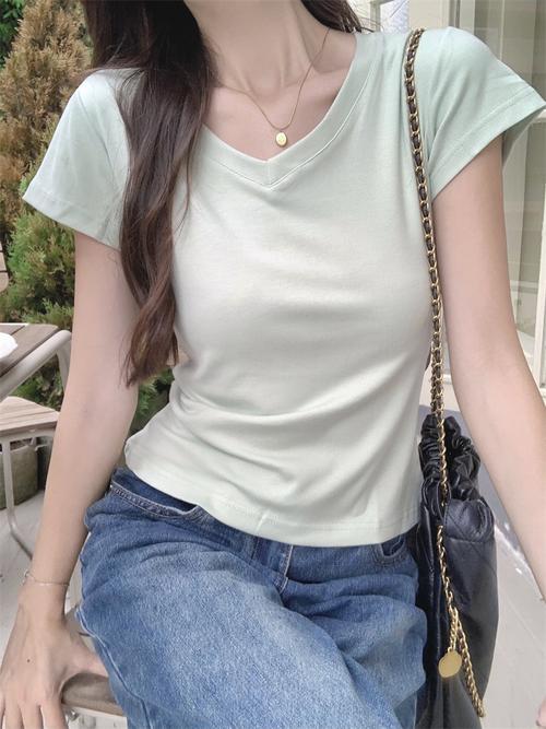 纯色服饰背后的性格密码与生活态度