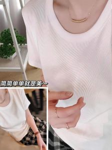 纯色衣品揭秘：女孩性格密码大解析