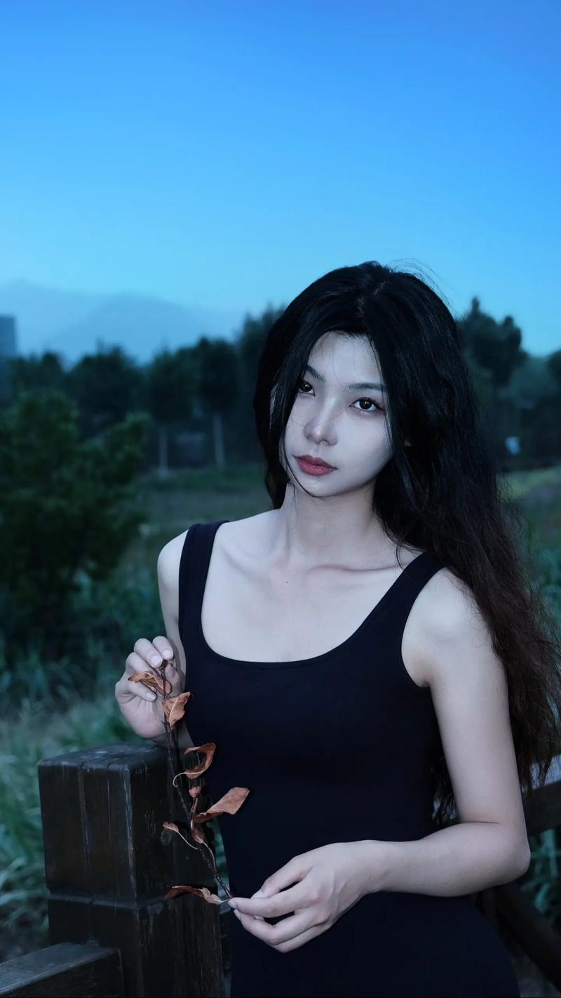 揭秘冷色调女生性格：理性冷静与情绪密码