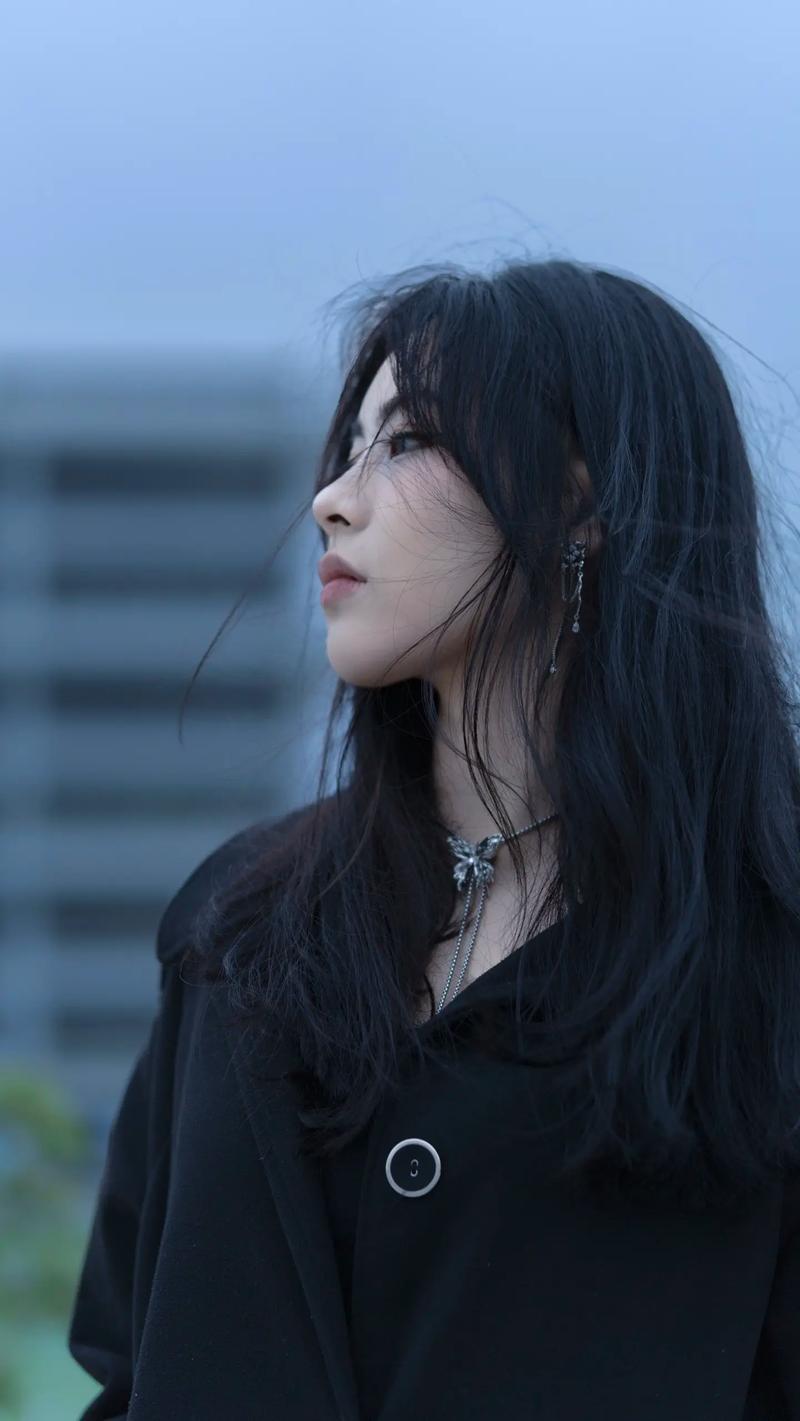 揭秘冷色调女生性格：理性冷静与情绪密码