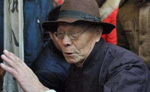 揭秘扔旧衣改运传说：心理安慰还是风水奥秘？