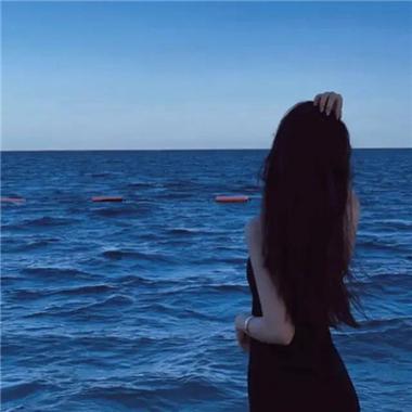 浅蓝色女生独特魅力揭秘