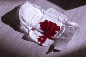 女人梦见见红：财运吉兆与生活预兆解析