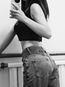 女生偏爱黑白：揭秘时尚密码的神秘魅力