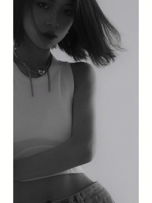女生偏爱黑白：揭秘时尚密码的神秘魅力