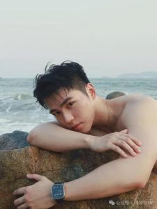 直男动心10大特征：揭秘沉默中的深情表达
