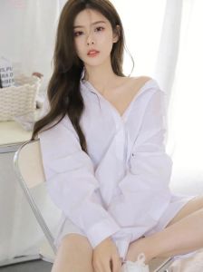 衬衫女性的独特魅力：知性与职场风采