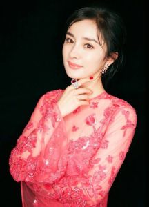 双子座女性：智慧火花与争议之谜