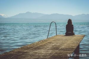 走出抑郁困境：心理平衡策略与专业帮助指南