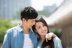 中年男人深情细心的爱，岁月中的守护之光