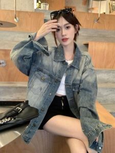 牛仔上衣女生：坚韧时尚，自然自信态度