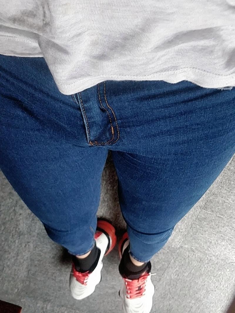 牛仔裤女生魅力揭秘：时尚与自信的街头焦点