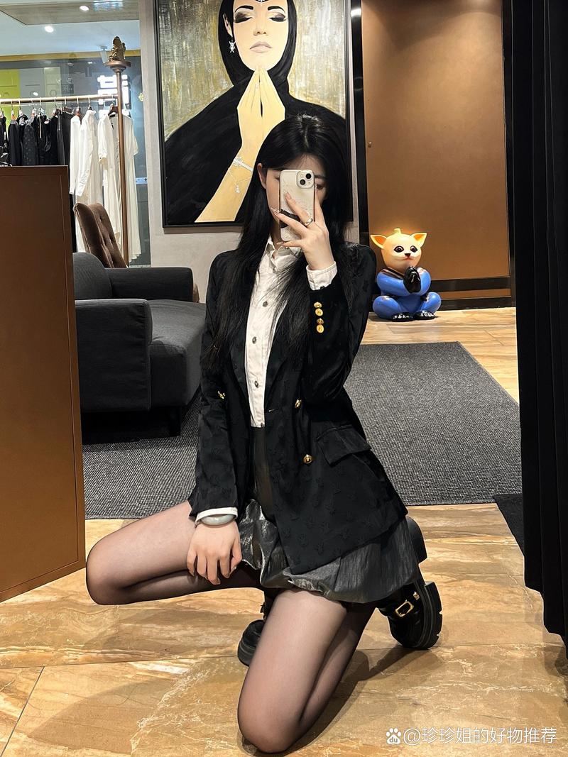 黑色魅力揭秘：穿搭黑色女性的独特性格与气质