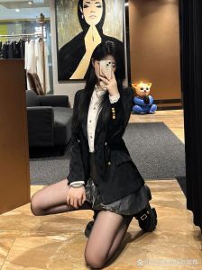 黑色魅力揭秘：穿搭黑色女性的独特性格与气质