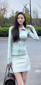 身材卓越却保守打扮：知性女神的优雅秘诀揭秘