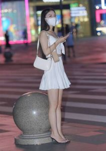 保守着装女性的内心世界与时尚态度解析