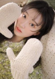 保守女孩内心世界揭秘：矜持坚定与智慧冷静