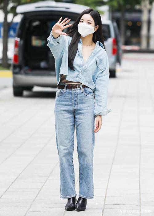 牛仔裤传奇：塑造个性，展现女性时尚魅力