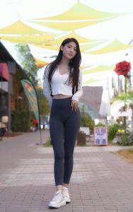 紧身裤穿搭指南：自信女性的时尚宣言与健康选择