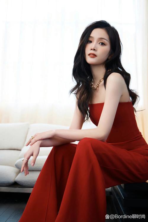 揭秘：鲜艳色彩穿搭女性的性格密码