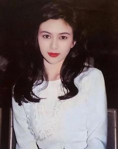 揭秘：素颜女神VS整容女神，谁才是你的菜？
