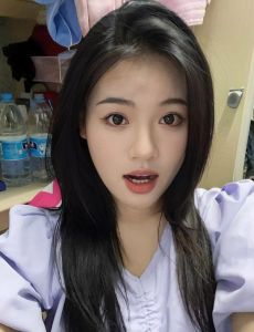 素颜真我：女星自信素颜魅力解析