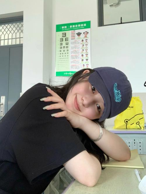 素颜女性的自信智慧：揭秘真实美的魅力