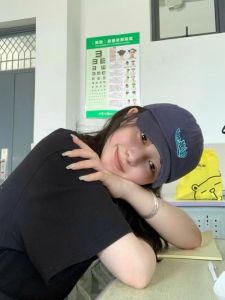 素颜女性的自信智慧：揭秘真实美的魅力