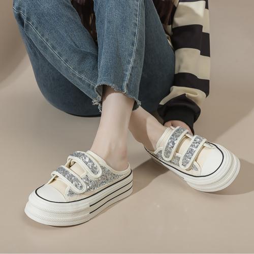 小白鞋女生：性格解析与生活态度