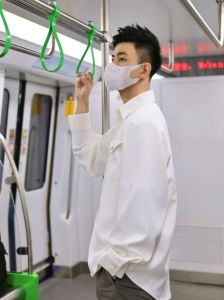 男性白色裤子：穿越时空的时尚密码