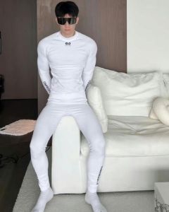 白色衣物的深层含义：男性个性与生活态度解码