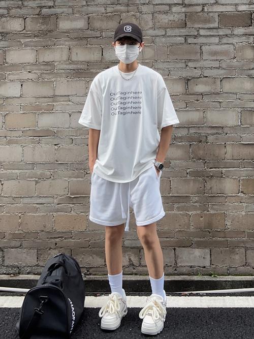 揭秘：男性穿白装的情感密码与魅力魅力