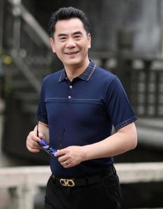 中年男士为何爱打扮：心理揭秘与个性觉醒