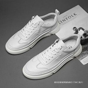 揭秘白鞋控：自信自律男的心理世界与时尚追求