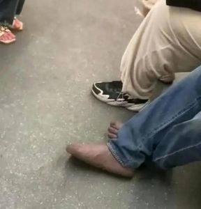 赤脚生活的奥秘：宝宝光脚益处与成人运动挑战
