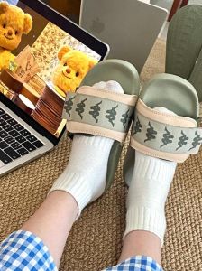 夏日踩跟穿法：个性拖鞋潮揭秘
