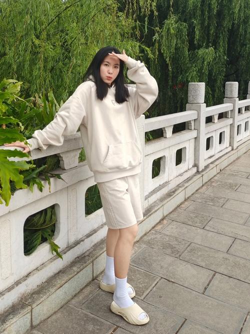 拖鞋配袜子：时尚混搭新潮流