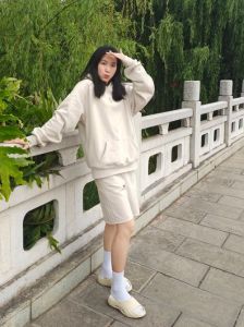 拖鞋配袜子：时尚混搭新潮流