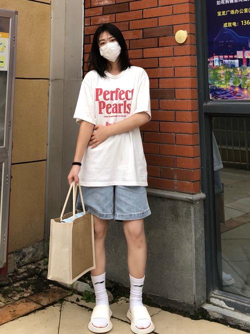 拖鞋下的性格秘密：随性穿搭背后的心理学解析