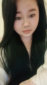 揭秘：板着脸女生的职场秘密与内心世界