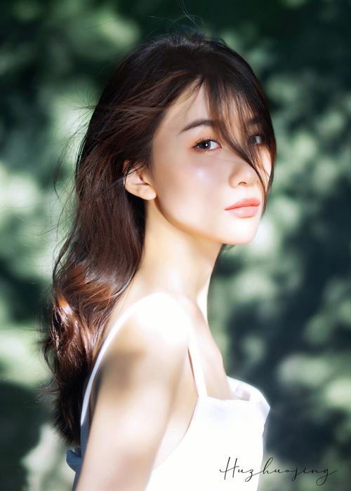 揭秘：板着脸女生的职场秘密与内心世界