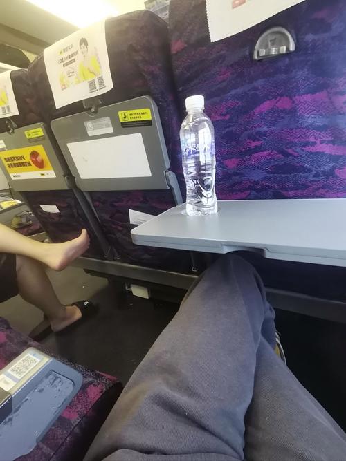 脱鞋：揭秘日常行为中的文化礼仪与性格特征