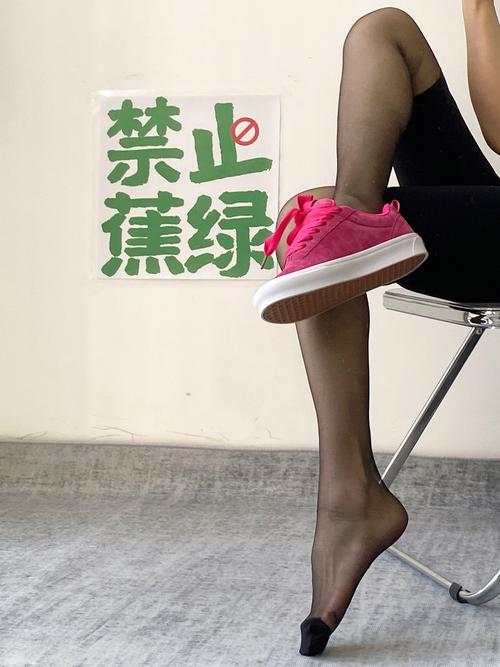 鞋控女生情感世界揭秘：美鞋中的独立与快乐